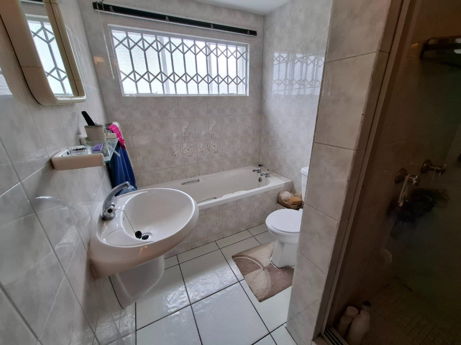 4 Bedroom Property for Sale in Wavecrest Eastern Cape